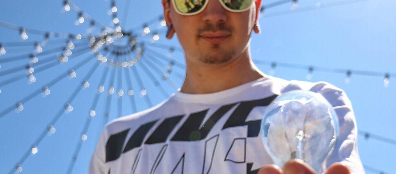 Mann mit weißem Nike Shirt vor Kunstwerk