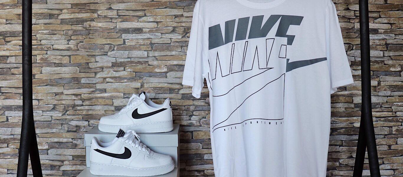 Nike Air Force 1 und weißes Nike Shirt an der Stange