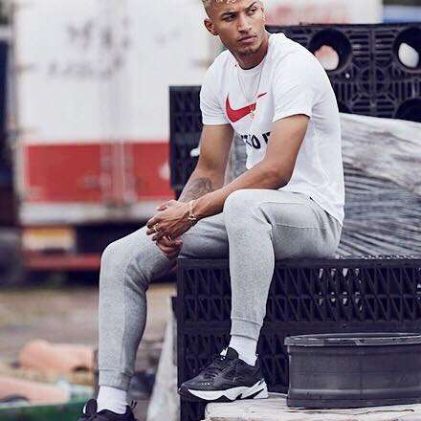 Sitzender Mann mit schwarzen Nike M2K Tekno