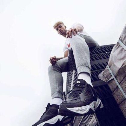 Mann mit schwarzen Nike M2K Tekno