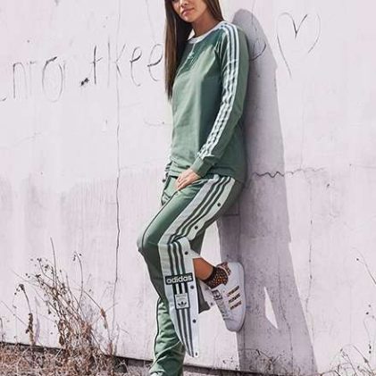 Frau in grünem adidas Originals Outfit