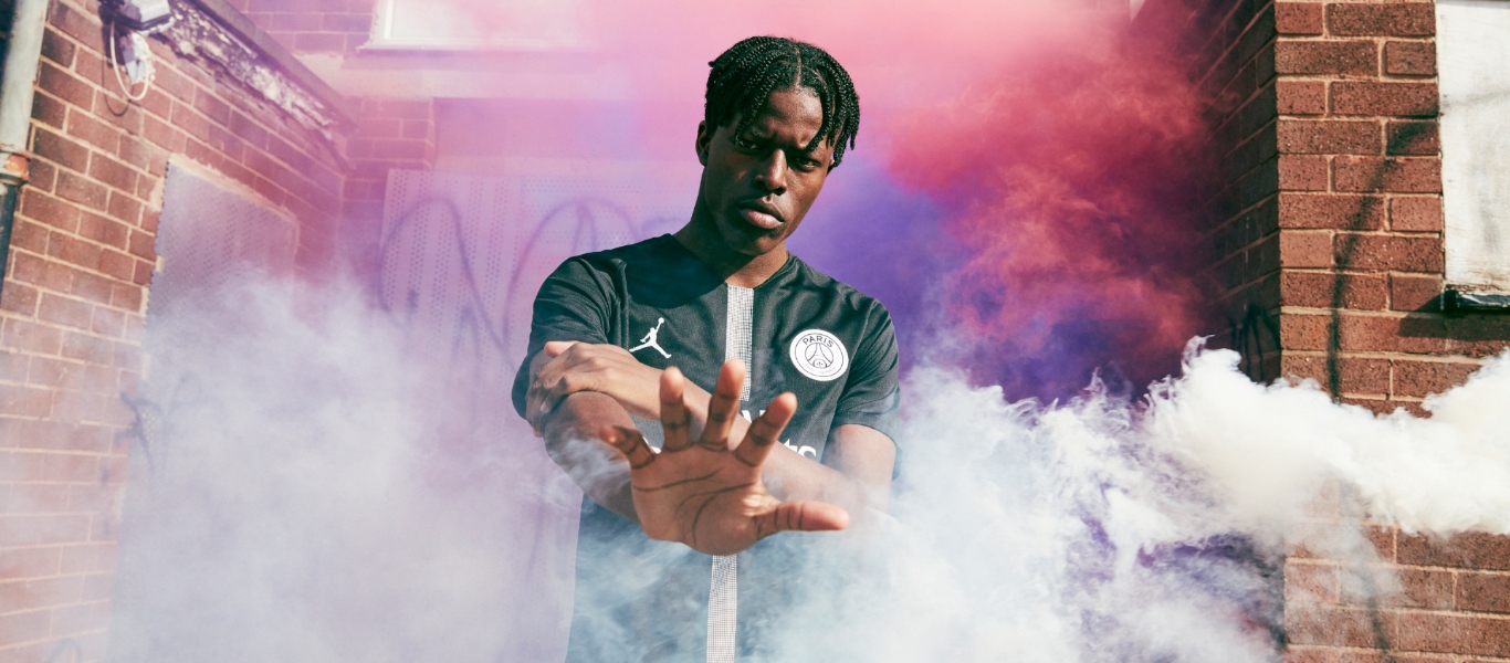 Mann in Paris Saint Germain Trikot