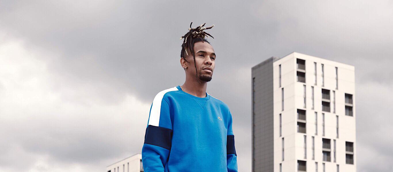 Mann in Lacoste Pullover
