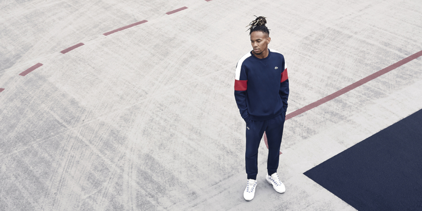 Mann im Lacoste Pullover