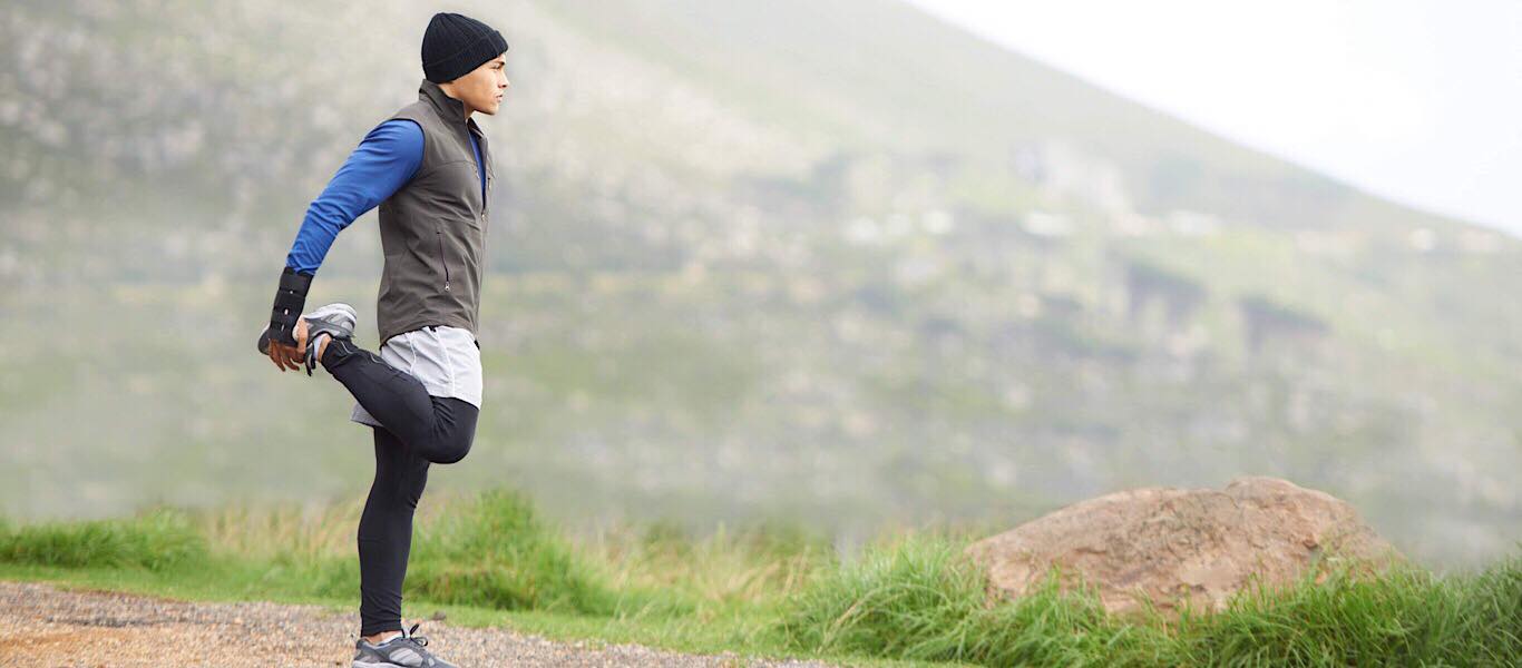 Mann der sich vor dem Laufen aufwärmt