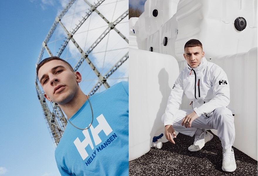 Links: Ein Mann trägt ein blaues Helly Hansen T-Shirt. Rechts: Der Mann trägt einen weißen Helly Hansen Trainingsanzug.