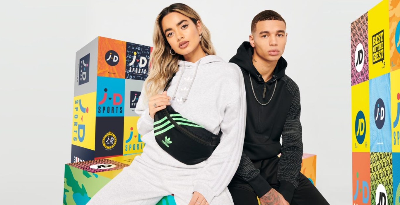 freshe IAM Styles, weibliches Model mit weißem Hoodie und schwarzer Umhängetasche, männliches Model in schwarzer Loungewear